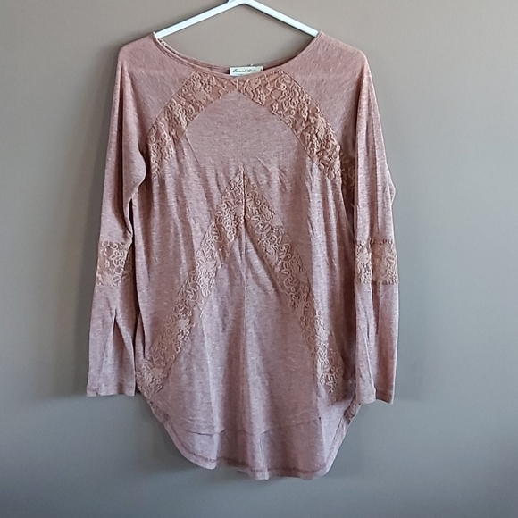 Beautiful lace detail - Picture 1 of 1